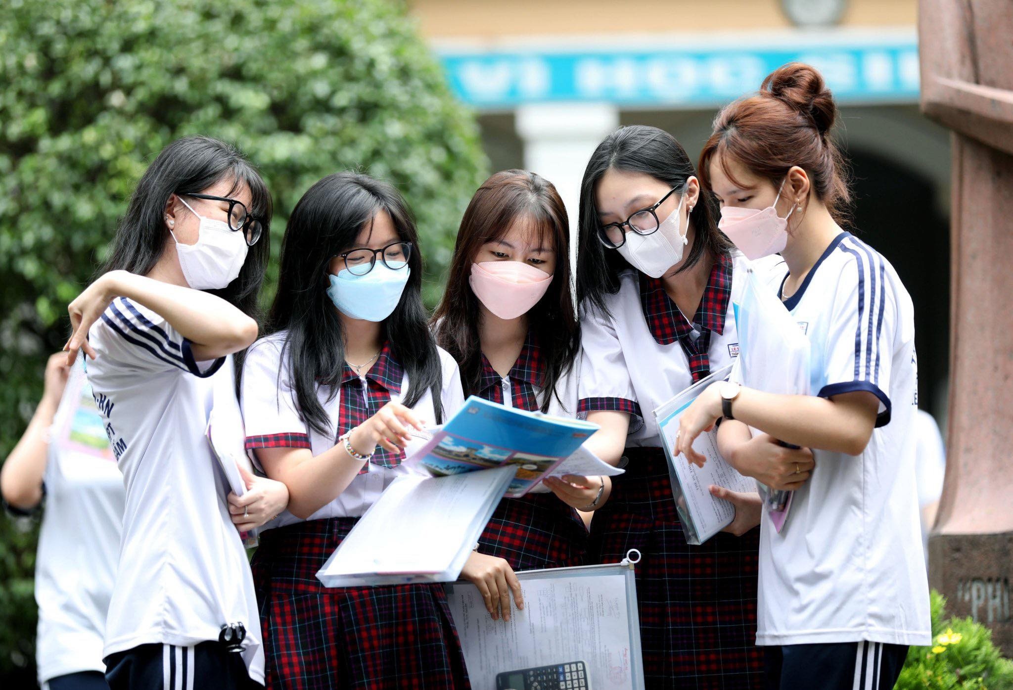 Để thuận tiện cho các thí sinh và tránh quá tải, Bộ GD-ĐT đã chỉ đạo việc nộp lệ phí xét tuyển đại học trực tuyến. Ảnh minh họa: Internet Để thuận tiện cho các thí sinh và tránh quá tải, Bộ GD-ĐT đã chỉ đạo việc nộp lệ phí xét tuyển đại học trực tuyến. Ảnh minh họa: Internet