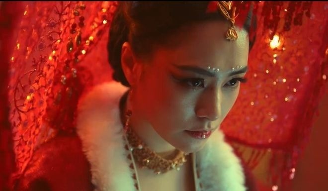 . Đát Kỷ của Ngô Cẩn Ngôn và Vương Lệ Khôn vẫn chưa thảm bằng Chung Hân Đồng. Sau khi bộ phim Phong Thần: Đát Kỷ do Chung Hân Đồng đóng chính lên sóng, nữ diễn viên đã nhận về vô số 'gạch đá'. Tạo hình Đát Kỷ của cô nàng rườm rà, quá lố, không có khí chất và sự quyến rũ của một hồ ly tinh.