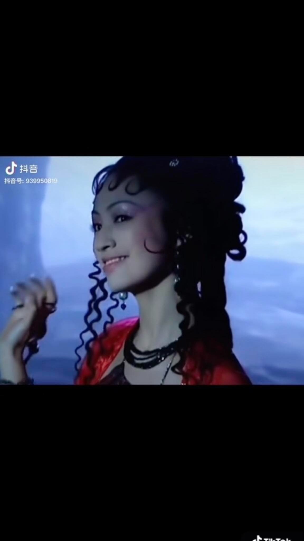 La Hải Quỳnh cũng có cơ hội hóa thân vào nhân vật Đát Kỷ khi tham gia dự án Liên Hoa Đồng Tử Na Tra vào năm 1999. Dù tạo hình Đát Kỷ khi ấy không còn hợp thị hiếu ngày nay nhưng La Hải Quỳnh đã làm nên một hồ yêu ma mị bậc nhất màn ảnh. Nhiều người còn cho rằng cô sinh ra để vào vai hồ ly bên ngoài thuần khiết, ngọt ngào, bên trong ma mị, lẳng lơ