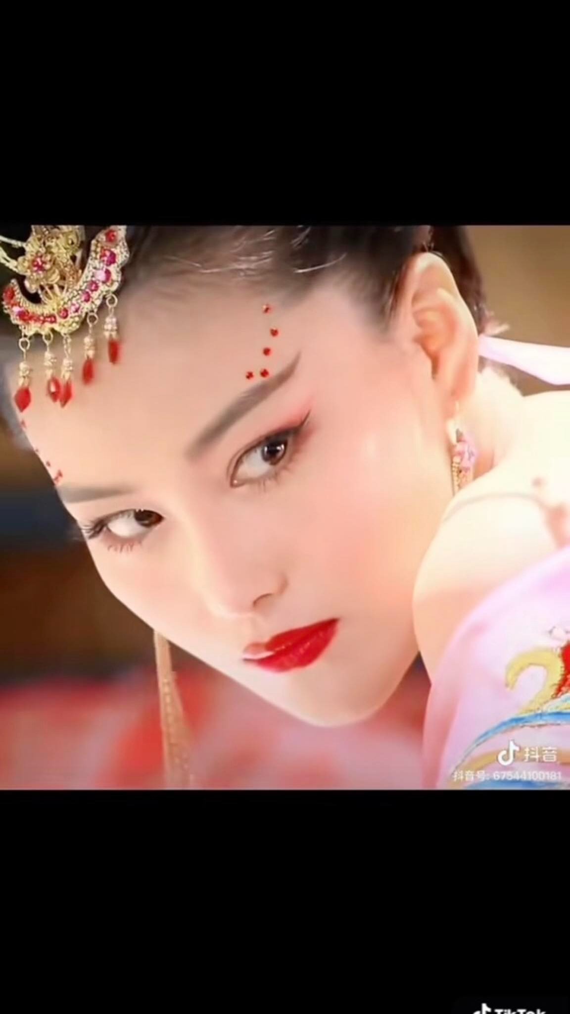 Trương Hinh Dư trong Phong Thần Anh Hùng Bảng 1 (2014) đã thể hiện một lúc 2 nhân vật. Một là nàng Đát Kỷ dịu dàng, đáng yêu, một là hồ ly Hồ Tiên Nhi khi nhập vào Đát Kỷ. Diễn xuất và tạo hình của Trương Hinh Dư khi vào vai 'Đát Kỷ hồ ly' được đánh giá cao bởi cô thực sự toát ra sự yêu mị, độc ác của một nữ yêu tinh.