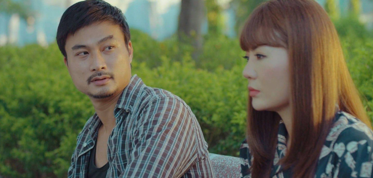 Cặp đôi khiến khán giả phát cuồng tiếp theo phải kể đến anh Đồng (Duy Hưng) và chị Lệ (Thanh Hương) trong Mùa Hoa Tìm Lại. Nhắc đến Duy Hưng, khán giả luôn dành thiện cảm bởi anh là người luôn hết mình vì vai diễn, hóa thân đa dạng thành nhiều kiểu nhân vật và vai nào cũng xuất thần. Đặc biệt, Duy Hưng đóng cặp với ai cũng mượt mà, không lấn cấn. Diễn viên Thanh Hương cũng ngang tài ngang sức. Cô gây ấn tượng từ vai diễn Lan Cave trong Quỳnh Búp Bê. Sau đó, dù đóng cặp với những đàn anh lớn tuổi như Trọng Trinh, Hoàng Hải, khán giả cũng không thấy sự chênh lệch. Thanh Hương và Duy Hưng đã cho khán giả thấy một chuyện tình cục súc nhưng vô cùng đáng yêu, kết phim vẫn còn lưu luyến.