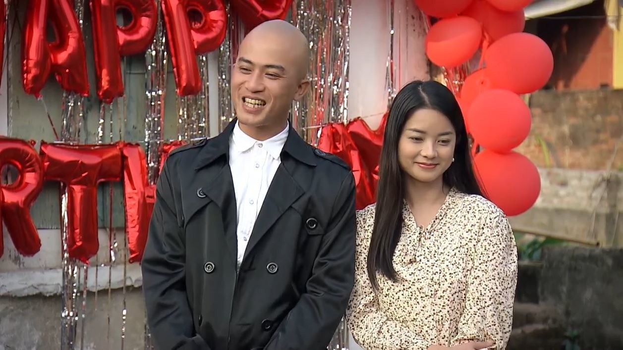 Cặp đôi Mến (Doãn Quốc Đam) và Thương (Ngô Lệ Quyên) trong phim Phố Trong Làng. Thời điểm phim lên sóng, toàn bộ sự chú ý đổ dồn về cặp đôi này và cặp đôi 'mét lòng' Hiếu - Hoài (Duy Hưng và Trần Vân). Cũng như Duy Hưng, Doãn Quốc Đam là một nam diễn viên lăn xả với nghề. Anh sẵn sàng nhận mọi loại vai, dốc lòng hóa thân vào các kiểu nhân vật đa dạng. Từ giang hồ, công an, sale ô tô cho đến một anh nát rượu, Doãn Quốc Đam đưa khán giả đi hết từ bất ngờ này đến bất ngờ khác. Thêm một điều đặc biệt, Doãn Quốc Đam đóng cặp với bạn diễn nào cũng đều 'chems tứ tung'. Gia đình 'Mến nát' trở thành tâm điểm, khiến nhiều khán giả còn nói vui rằng đây là bộ phim 'Mến trong làng' hay 'Chuyện nhà Mến'.