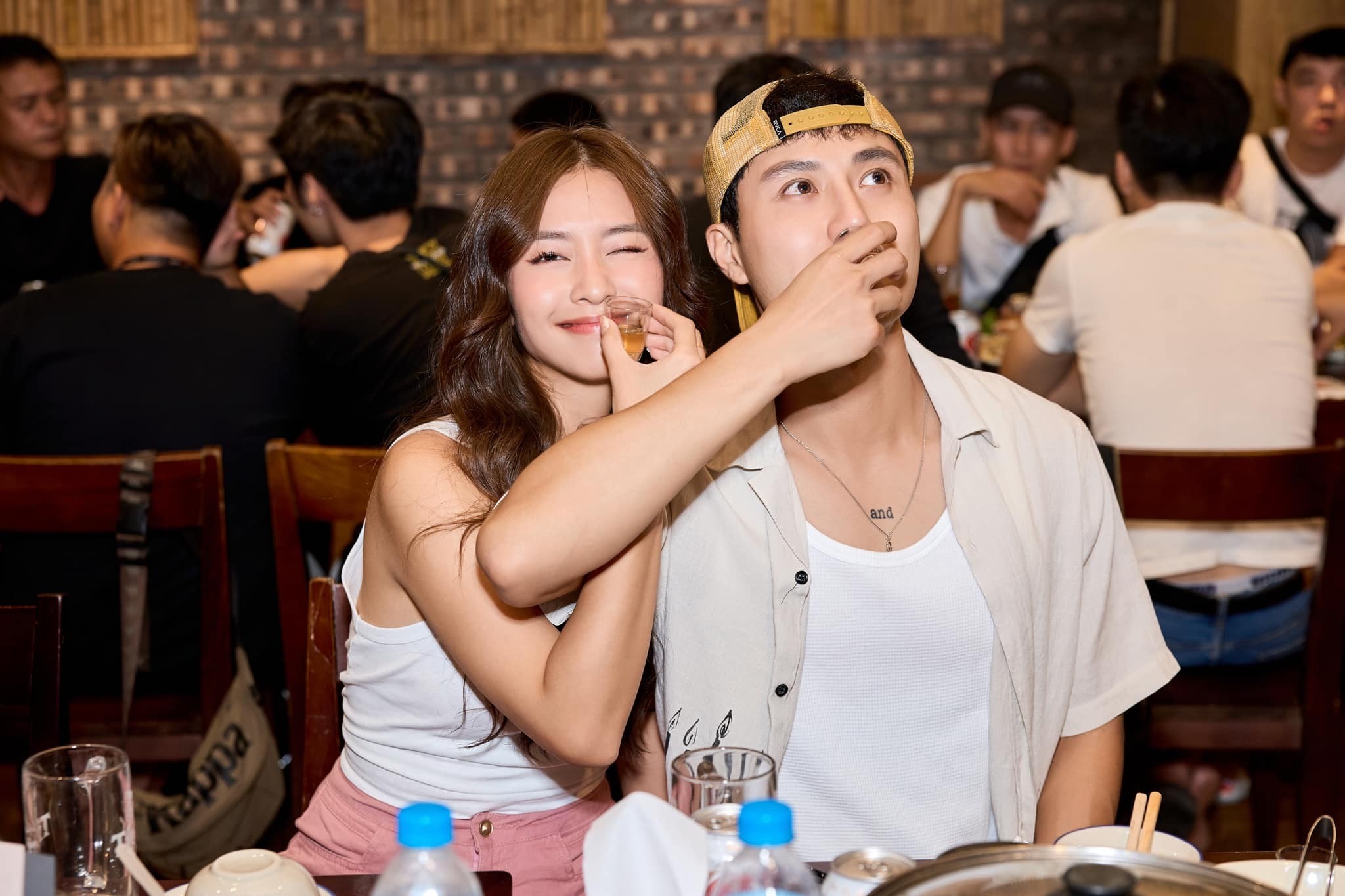 Gia Đình Mình Vui Bất Thình Lình là dự án thứ 2 mà Thanh Sơn và Khả Ngân hợp tác cùng nhau. Trước đó, 2 người đã bùng nổ với vai diễn Hải Đăng và Tuệ Nhi trong 11 Tháng 5 Ngày. Dù là cặp đôi đang yêu hay là vợ chồng, 2 diễn viên đều diễn xuất tự nhiên, có những tương tác tình cảm tinh tế và đáng yêu, được khán giả đánh giá cao. 2 lần đóng cặp cùng Thanh Sơn đã giúp Khả Ngân tạo thiện cảm với khán giả. Trước đó, diễn xuất của cô từng bị chê đơ, đài từ kém. Về phần Thanh Sơn, anh cũng nằm trong top những 'nam thần' diễn xuất linh hoạt trong 'vũ trụ VTV'. Khi kết hợp với Khả Ngân, cả 2 tương xứng về ngoại hình, độ tuổi, tính cách hòa hợp nên càng đẹp đôi trong mắt khán giả.