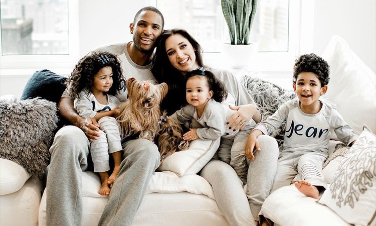 Gia đình hạnh phúc của Amelia và cầu thủ bóng rổ đồng hương Al Horford . Gia đình hạnh phúc của Amelia và cầu thủ bóng rổ đồng hương Al Horford .