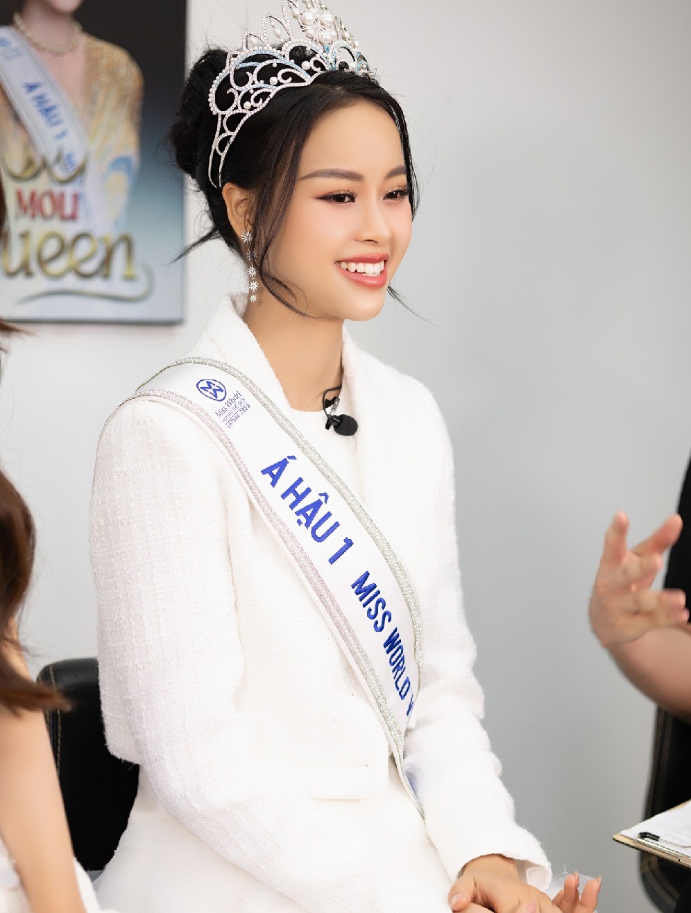 Đào Hiền và màn trả lời phỏng vấn 'đi vào lòng đất'.