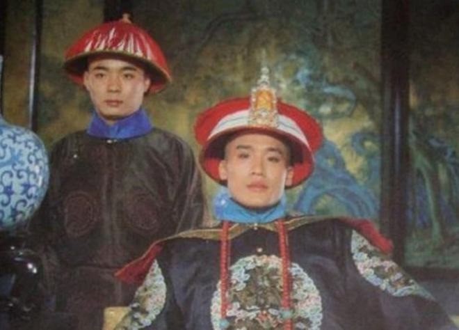 Chán nản với thời cuộc, Hàm Phong vùi mình trong rượu. Ảnh minh họa: Internet Chán nản với thời cuộc, Hàm Phong vùi mình trong rượu. Ảnh minh họa: Internet