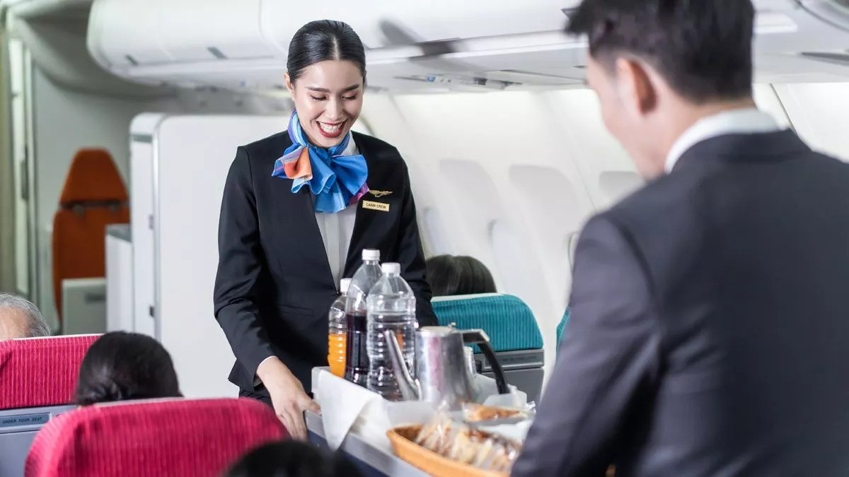 Ngoài Diet Coke, trà và cà phê cũng là 2 thức uống bạn không nên gọi trên máy bay. Ảnh minh họa: Internet Ngoài Diet Coke, trà và cà phê cũng là 2 thức uống bạn không nên gọi trên máy bay. Ảnh minh họa: Internet