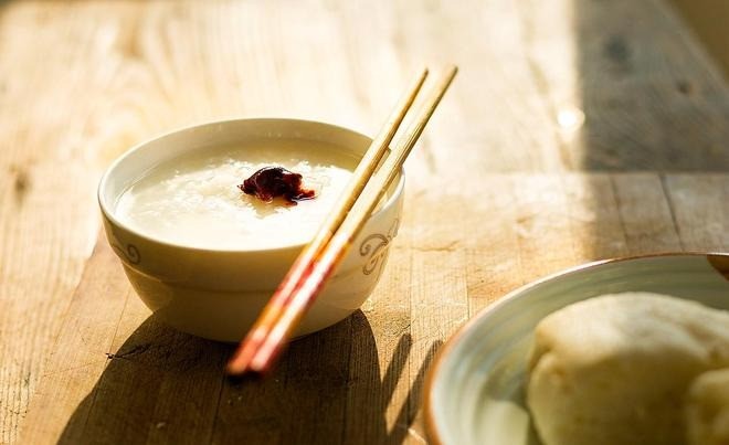 Tuyệt đối không đem chuyện tiền bạc, vật chất vào mâm cơm khi ăn cùng họ hàng, người thân, tránh khơi dậy sự ghen tị trong lòng họ. Ảnh minh họa: Internet Tuyệt đối không đem chuyện tiền bạc, vật chất vào mâm cơm khi ăn cùng họ hàng, người thân, tránh khơi dậy sự ghen tị trong lòng họ. Ảnh minh họa: Internet