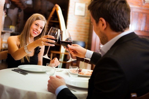 Đi ăn với bạn thân đừng bao giờ tránh né trả tiền. Nó không những thể hiện sự hào phóng của bạn, mà còn chứng tỏ bạn coi trọng mối quan hệ này. Ảnh minh họa: Internet Đi ăn với bạn thân đừng bao giờ tránh né trả tiền. Nó không những thể hiện sự hào phóng của bạn, mà còn chứng tỏ bạn coi trọng mối quan hệ này. Ảnh minh họa: Internet