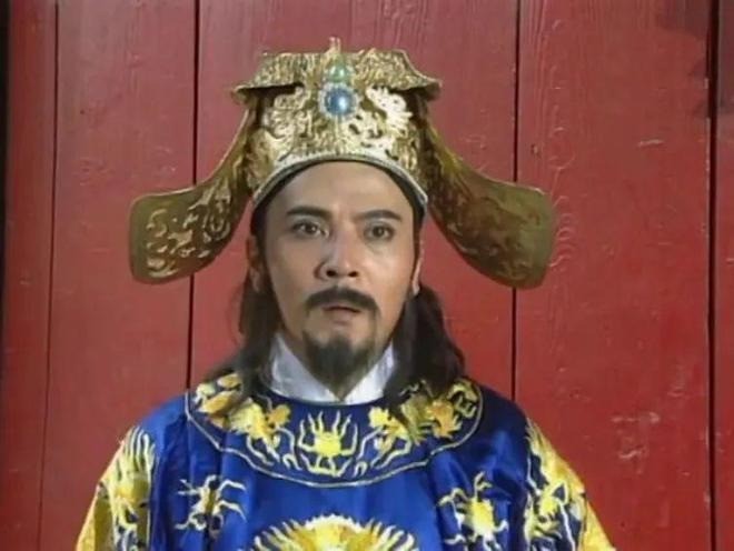 Bát Hiền Vương vừa đức độ, vừa anh minh trong Bao Thanh Thiên do Long Long thủ vai. Bát Hiền Vương vừa đức độ, vừa anh minh trong Bao Thanh Thiên do Long Long thủ vai.