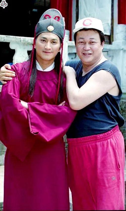 Ngoại hình trắng trẻo, mập mạp của Kim Siêu Quần ngoài đời. Ngoại hình trắng trẻo, mập mạp của Kim Siêu Quần ngoài đời.