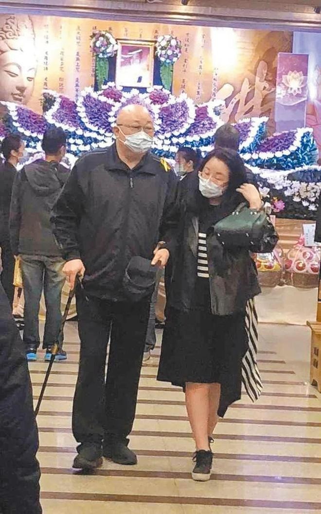 Kim Siêu Quần cùng vợ. Kim Siêu Quần cùng vợ.