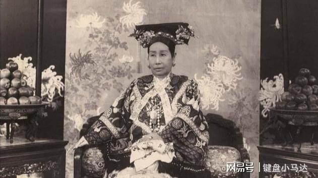 Sau đó, Từ Hi còn bị trúng gió, méo miệng, lệch mặt khiến người hầu kẻ hạ không dám nhìn thẳng. Ảnh minh họa: Internet Sau đó, Từ Hi còn bị trúng gió, méo miệng, lệch mặt khiến người hầu kẻ hạ không dám nhìn thẳng. Ảnh minh họa: Internet