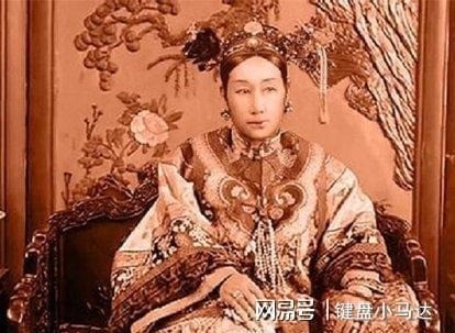 Nghe theo lời bối lặc Tái Đào, Từ Hi sai thái giám bắt lươn dưới hồ Côn Minh để lấy máu trị bệnh. Những con lươn sau khi được sử dụng sẽ được đeo huy chương vàng rồi thả lại xuống hồ. Ảnh minh họa: Internet Nghe theo lời bối lặc Tái Đào, Từ Hi sai thái giám bắt lươn dưới hồ Côn Minh để lấy máu trị bệnh. Những con lươn sau khi được sử dụng sẽ được đeo huy chương vàng rồi thả lại xuống hồ. Ảnh minh họa: Internet