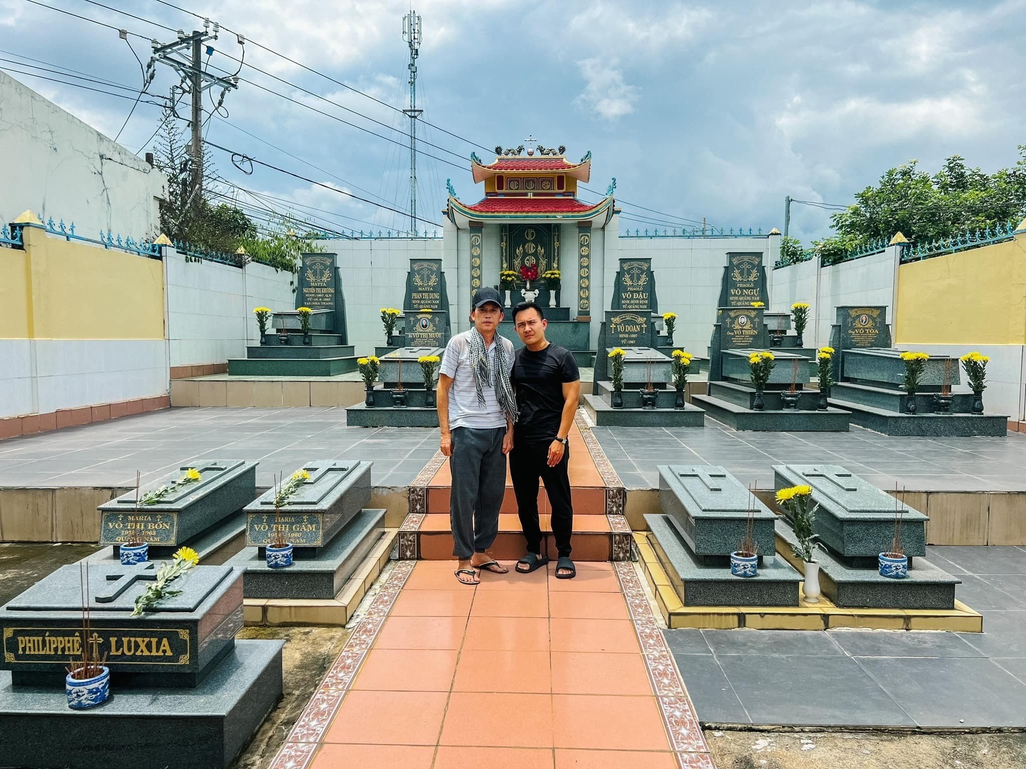 Hình ảnh 2 cha con Hoài Linh được Võ Lê Thành Vinh đăng tải hồi tháng 7 năm nay. Có thể thấy Hoài Linh đã gầy đi rất nhiều. Ảnh: FBNV