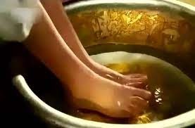 Từ Hi Thái hậu sử dụng những thảo dược quý, áp dụng thuyết ngũ hành vào việc ngâm chân. Bà có một đội quân massage tinh nhuệ, giúp đôi chân bà được thư giãn và đẹp hơn. Ảnh minh họa: Internet Từ Hi Thái hậu sử dụng những thảo dược quý, áp dụng thuyết ngũ hành vào việc ngâm chân. Bà có một đội quân massage tinh nhuệ, giúp đôi chân bà được thư giãn và đẹp hơn. Ảnh minh họa: Internet