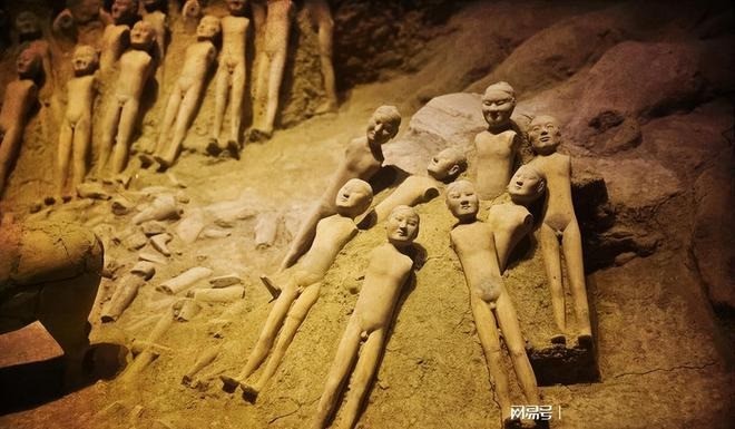Người bị hiến tế được xem như 'viên đá lót đường' cho kẻ cầm quyền. Ảnh minh họa: Internet Người bị hiến tế được xem như 'viên đá lót đường' cho kẻ cầm quyền. Ảnh minh họa: Internet