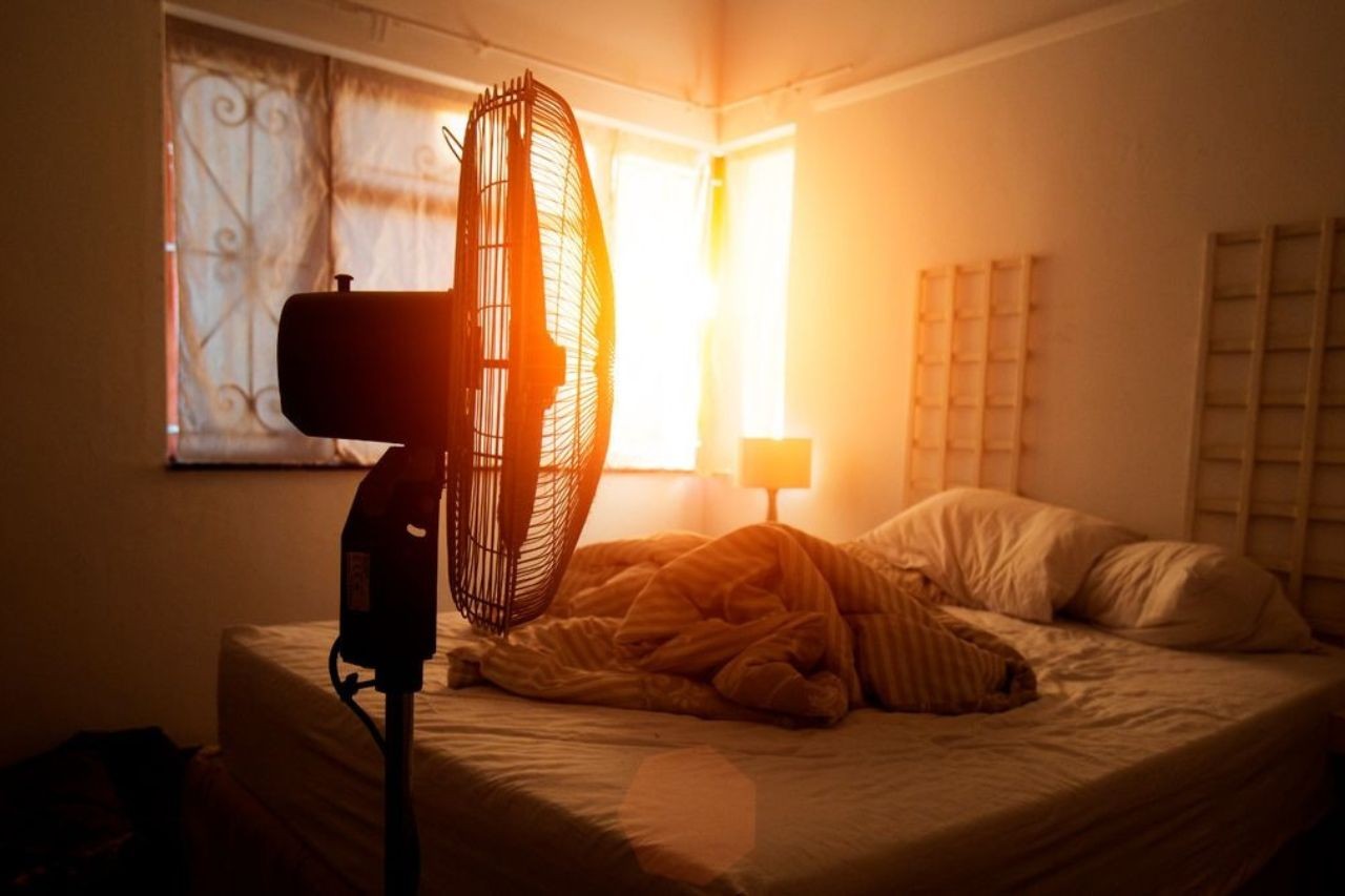 Sử dụng quạt điện suốt đêm mang lại một số rắc rối cho sức khỏe của bạn. Ảnh minh họa: Internet Sử dụng quạt điện suốt đêm mang lại một số rắc rối cho sức khỏe của bạn. Ảnh minh họa: Internet