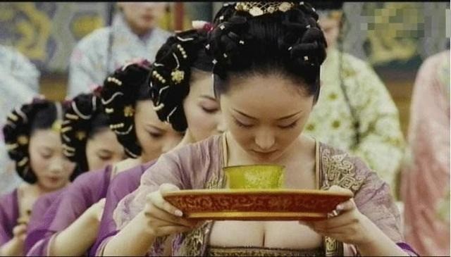 Có thời điểm hàng nghìn cô gái tham gia tuyển chọn nhưng chỉ lọc lấy vài chục người. Ảnh minh họa: Internet Có thời điểm hàng nghìn cô gái tham gia tuyển chọn nhưng chỉ lọc lấy vài chục người. Ảnh minh họa: Internet