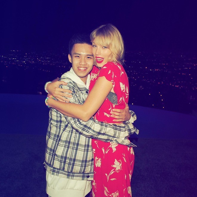Taylor Swift và người hâm mộ. Ảnh: Internet Taylor Swift và người hâm mộ. Ảnh: Internet