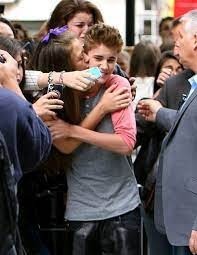 Justin Bieber và một fan may mắn. Ảnh: Internet Justin Bieber và một fan may mắn. Ảnh: Internet