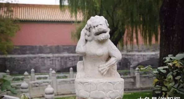 Con sư tử được cho là hóa thân của hoàng tử Dịch Vĩ trên cầu Đoạn Hồng trong Tử Cấm Thành. Ảnh: Internet Con sư tử được cho là hóa thân của hoàng tử Dịch Vĩ trên cầu Đoạn Hồng trong Tử Cấm Thành. Ảnh: Internet