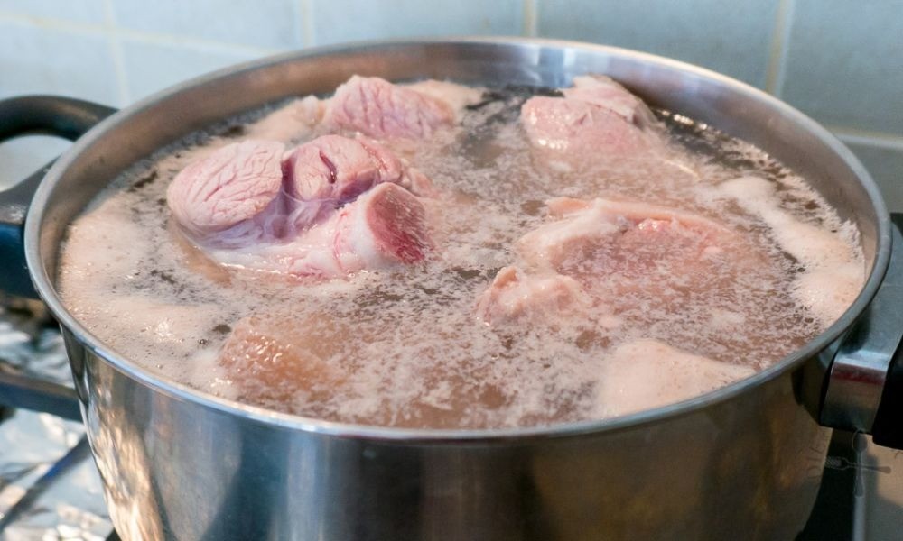 Khâu làm sạch thịt heo trước khi luộc rất quan trọng, nó quyết định bạn có được món ăn ngon hay dở. Ảnh minh họa: Internet Khâu làm sạch thịt heo trước khi luộc rất quan trọng, nó quyết định bạn có được món ăn ngon hay dở. Ảnh minh họa: Internet