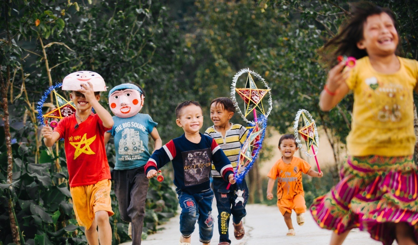 Tại Việt Nam, tết Trung thu còn là Tết Thiếu nhi. Các em nhỏ được mua nhiều món quà, chơi rước đèn, trông trăng, phá cỗ. Ảnh minh họa: Internet Tại Việt Nam, tết Trung thu còn là Tết Thiếu nhi. Các em nhỏ được mua nhiều món quà, chơi rước đèn, trông trăng, phá cỗ. Ảnh minh họa: Internet