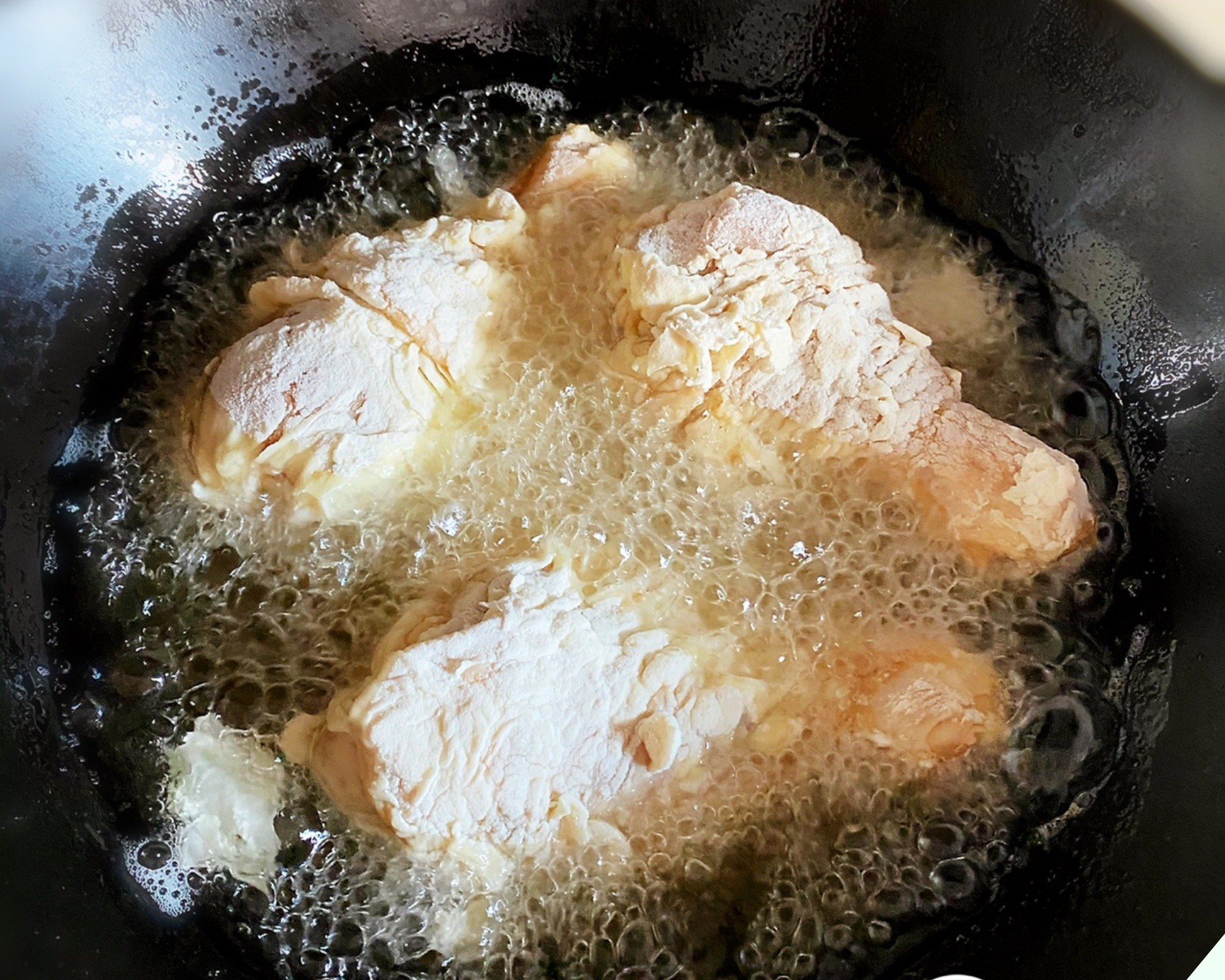 Áo thêm một lớp bột sẽ khiến cá hay bất kỳ thực phẩm nào khác lúc chiên rán đỡ bị bắn. Ảnh minh họa: Internet