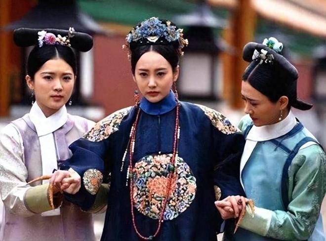 Trên thực tế, các phi tần trong cung nhà Thanh cần có người dìu là vì những quy định khắt khe trong cung cấm. Ảnh minh họa: Internet Trên thực tế, các phi tần trong cung nhà Thanh cần có người dìu là vì những quy định khắt khe trong cung cấm. Ảnh minh họa: Internet