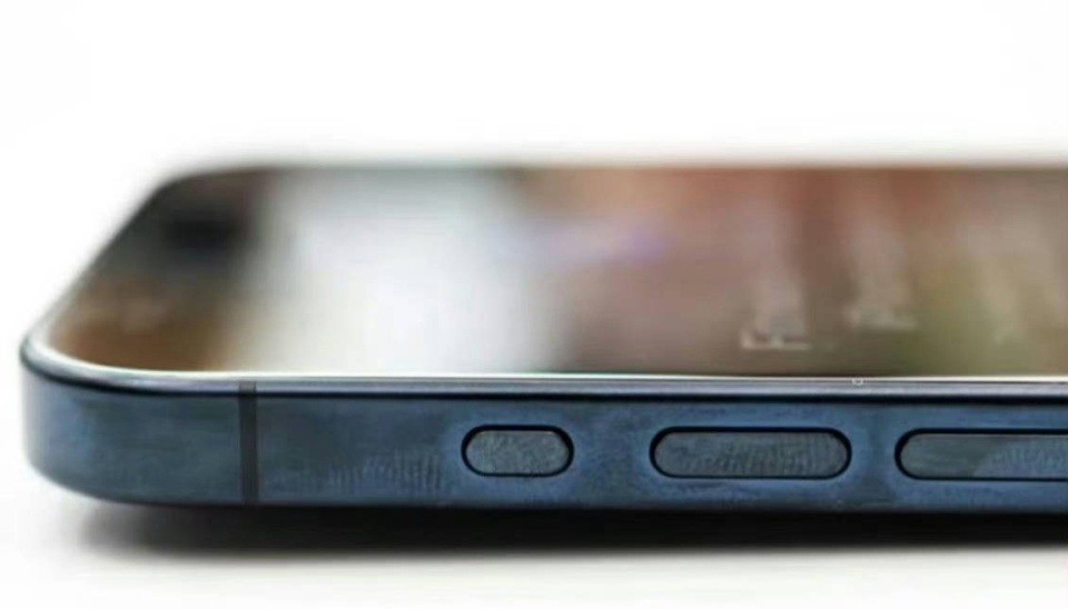 Hơn nữa, hợp kim titan dễ bám dấu vân tay, khiến iPhone 15 rất nhanh bẩn. Ảnh: Internet Hơn nữa, hợp kim titan dễ bám dấu vân tay, khiến iPhone 15 rất nhanh bẩn. Ảnh: Internet