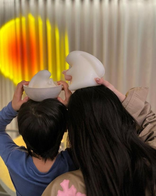 Lần hiếm hoi Angela Baby chủ động đưa Tiểu Bọt Biển lên Weibo. Ảnh: WBNV Lần hiếm hoi Angela Baby chủ động đưa Tiểu Bọt Biển lên Weibo. Ảnh: WBNV