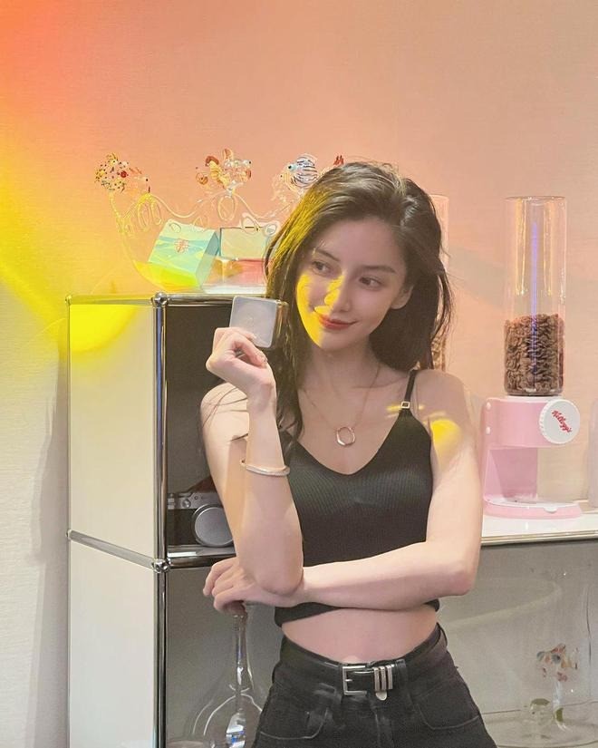 Vẻ xinh đẹp trẻ trung của Angela Baby ở tuổi 34. Ảnh: WBNV Vẻ xinh đẹp trẻ trung của Angela Baby ở tuổi 34. Ảnh: WBNV