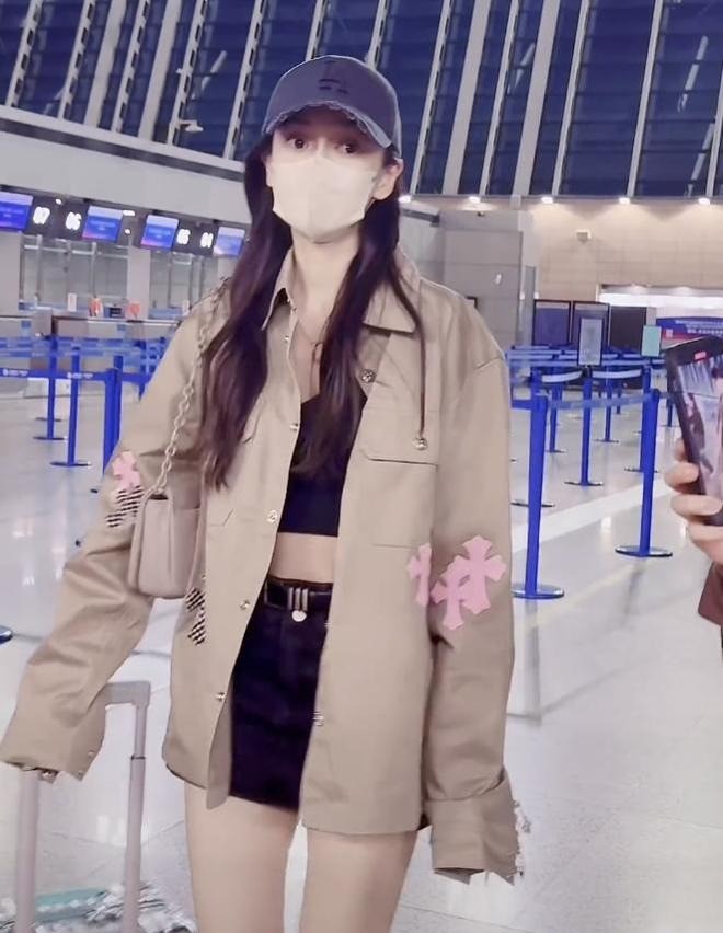 Angela Baby xuất hiện sành điệu tại sân bay ngày hôm qua. Ảnh: Internet Angela Baby xuất hiện sành điệu tại sân bay ngày hôm qua. Ảnh: Internet