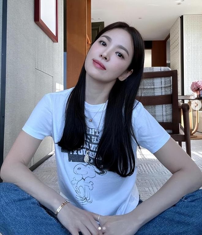 Trở lại với cuộc sống đời thường, Song Hye Kyo càng 'hack tuổi' hơn nữa. Trở lại với cuộc sống đời thường, Song Hye Kyo càng 'hack tuổi' hơn nữa.