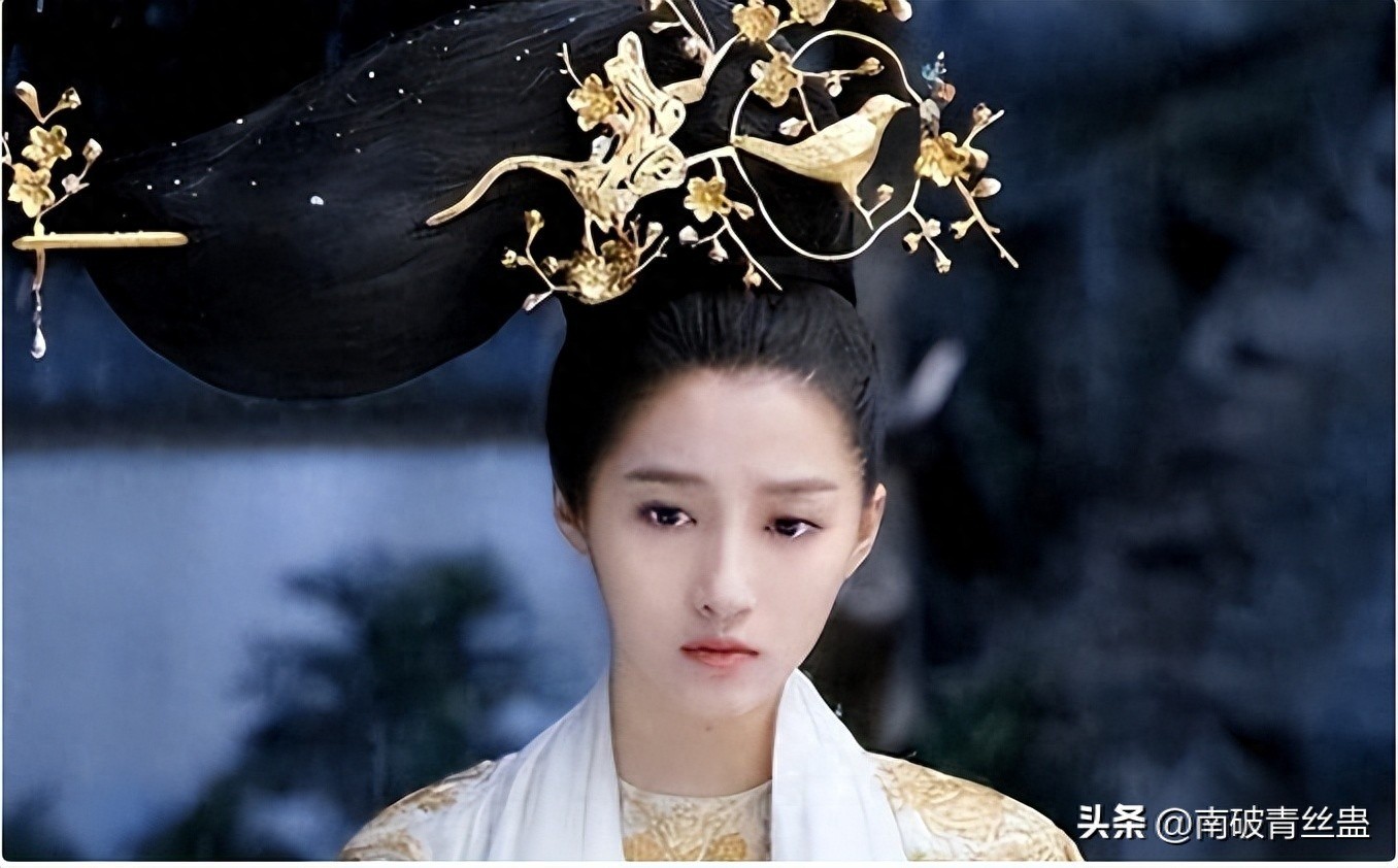 Kiểu tóc máy khâu của Quan Hiểu Đồng trong Phượng Tù Hoàng đã trở thành ví dụ kinh điển mỗi khi bàn về chủ đề tạo hình kỳ dị trên phim.