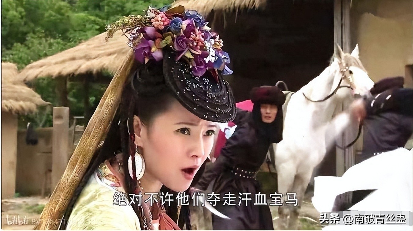 Miếng lót giày của Y Năng Tịnh có vẻ 'đắt hơn' của Chung Hân Đồng.