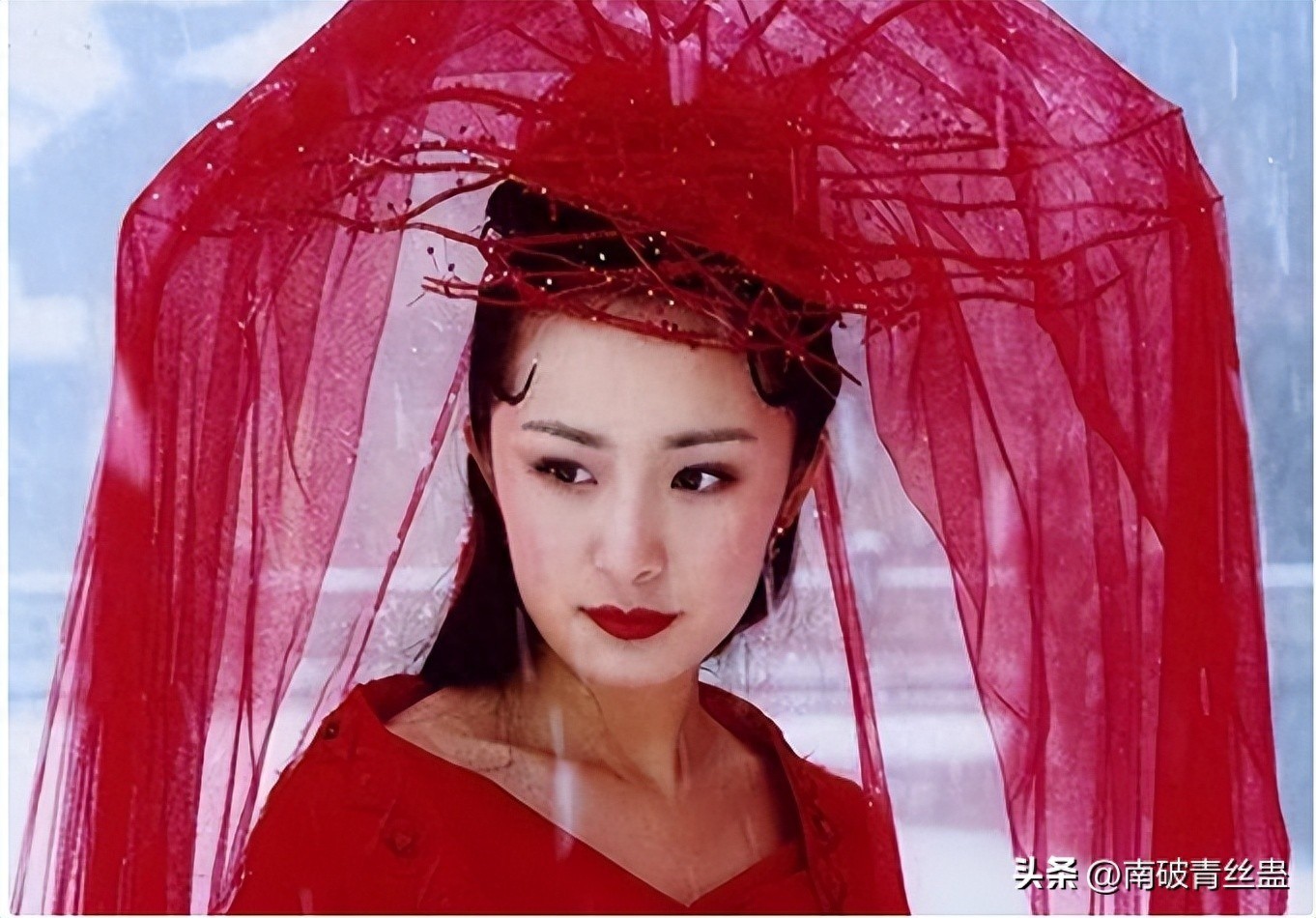 Dương Mịch với cái chuồng gà trên đầu.