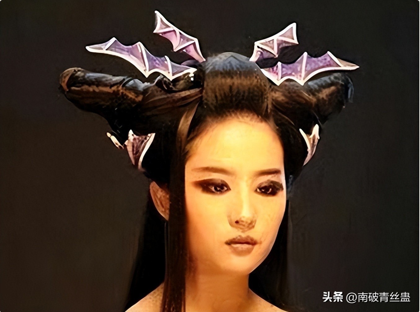 Còn đây là tạo hình với hẳn con dơi trên đầu.