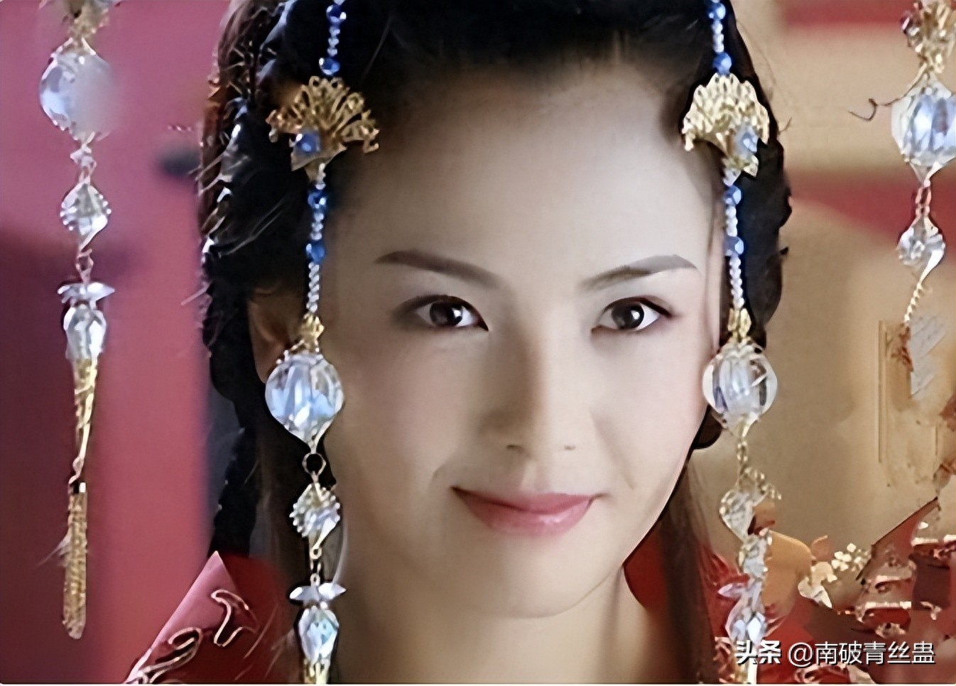 Kiểu tóc của Lưu Đào với những hạt nhựa to tổ chảng đập vào màn hình.