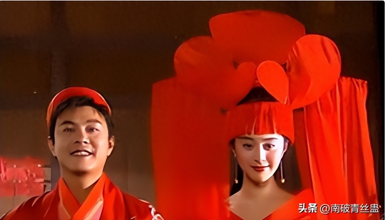 Chiếc mũ phượng của Phạm Băng Băng với những mảng trái tim khổng lồ khiến khán giả bị sốc.