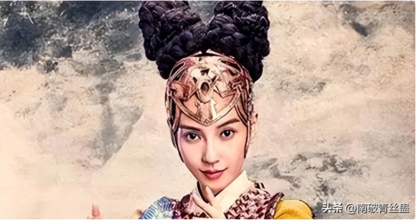 Tạo hình của Angela Baby không rõ là quả dâu thành tinh hay con chuột?