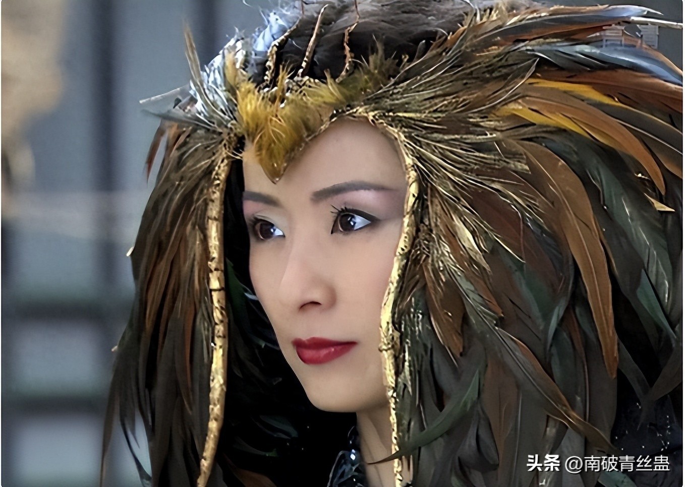 Là nhân vật xà tinh nhưng cô ấy lại đeo lông gà lên đầu.