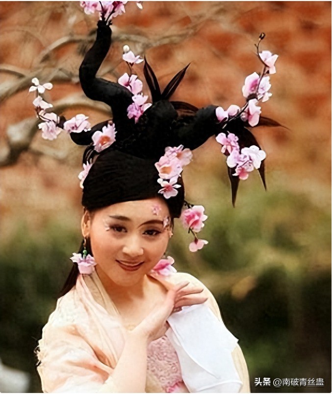 Trồng hẳn cây mai lên đầu khi hóa thân làm mai tiên.