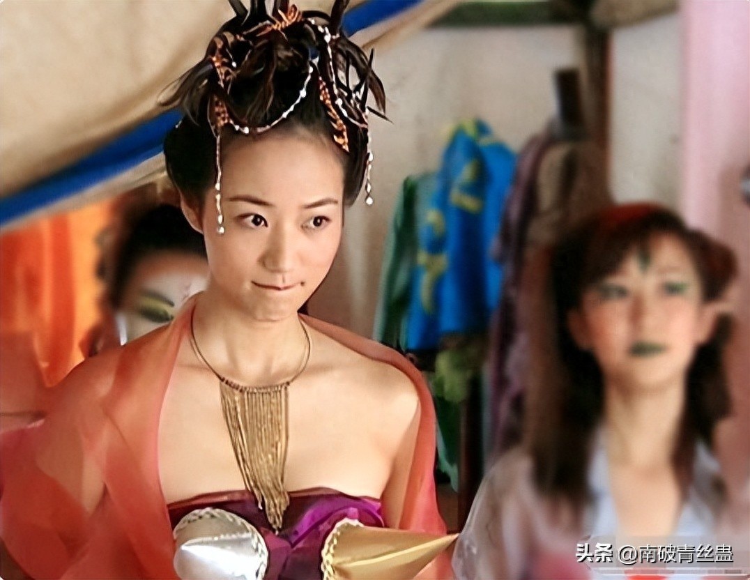 Sau khi thay đồ, cô ấy còn có hẳn 2 chiếc sừng trên ngực.