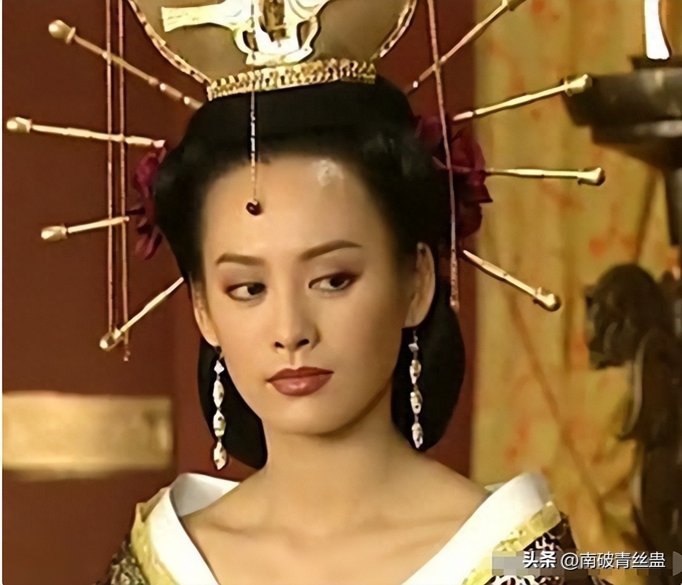 Kiểu tóc giống như bộ thu phát tín hiệu của Ninh Tịnh.