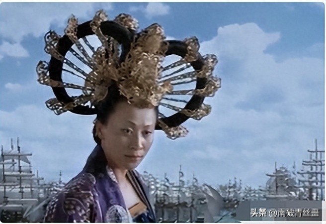 Kiểu tóc nặng nề như gắn vô lăng trên đầu.