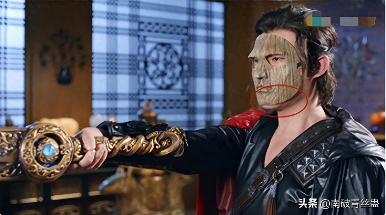 Chiếc “mặt nạ da” vô cùng sang trọng và quý phái. Nó thực sự che phủ toàn bộ khuôn mặt Huỳnh Hiểu Minh. Tuy nhiên, kích thước có vẻ hơi nhỏ so với khuôn mặt của nam diễn viên.