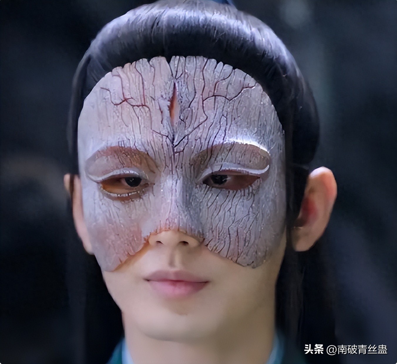 Còn chiếc mặt nạ của Thành Nghị này kết cấu hơi xấu.