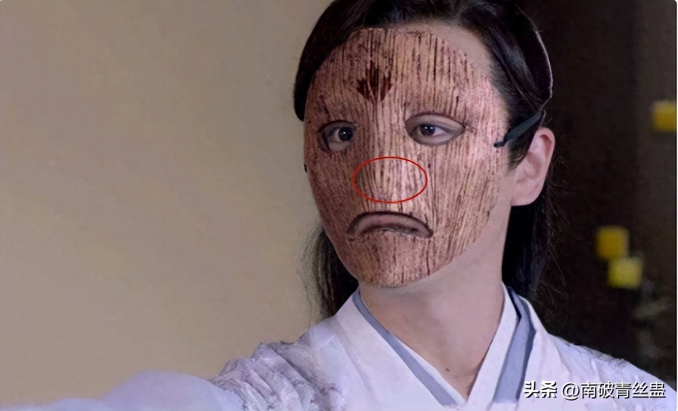 Đeo mặt nạ như thế này chắc diễn viên phải thở bằng miệng.